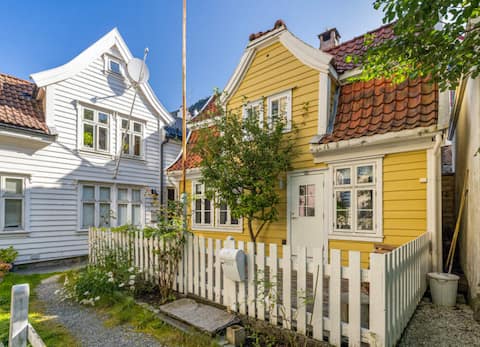 Adorable, Charming, rare historic house from 1779