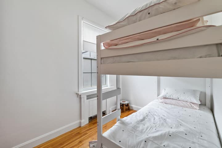 Chumba cha kulala na vitanda vya ghorofa