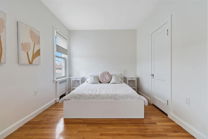 Kitanda cha ukubwa wa malkia katika chumba cha kulala