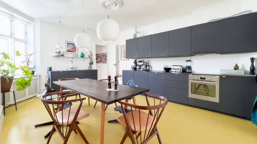 Huge family apartment in the citys best location. gallery image 2