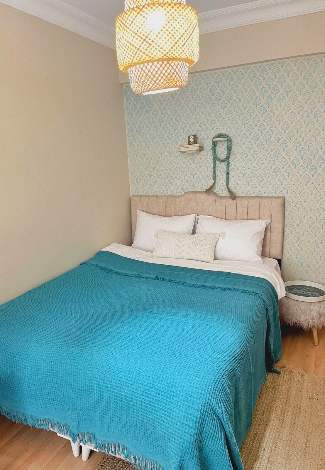 卧室配备有大号双人床。下面有额外的储物空间 