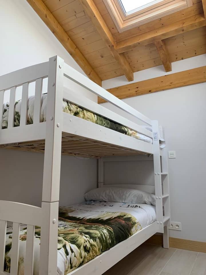 Ოთახი ორსართულიანი საწოლებით ბავშვებისა და მოზარდებისთვის 