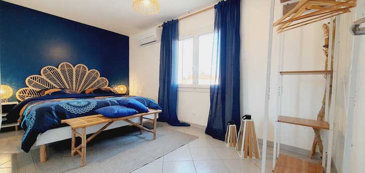 غرفة النوم الرئيسية بسرير بمقاس كبير ومساحة تخزين!