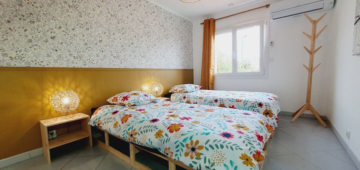 غرفة مع 2 سرير مفرد 90*200 منفصلة مع غرفة خلع الملابس 
يشكل السريران المقتربون سريرًا بمقاس كبير