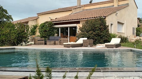 Top performing Airbnb: Olive trees' Villa - 7 rooms - Swimming pool in Villeneuve Lès Avignon
