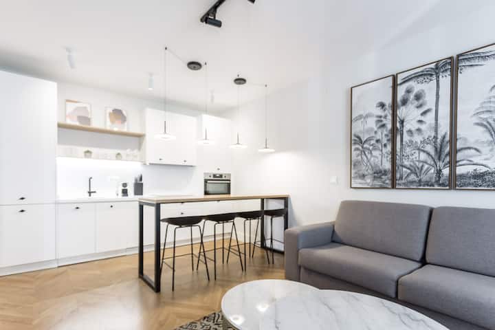 Dhomë ndenjjeje e hapur dhe kuzhinë