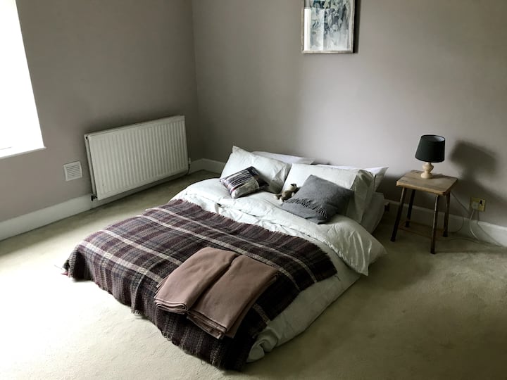 3. soveværelse med dobbelt futon sovesofa.  Dette rum har udsigt over haven.