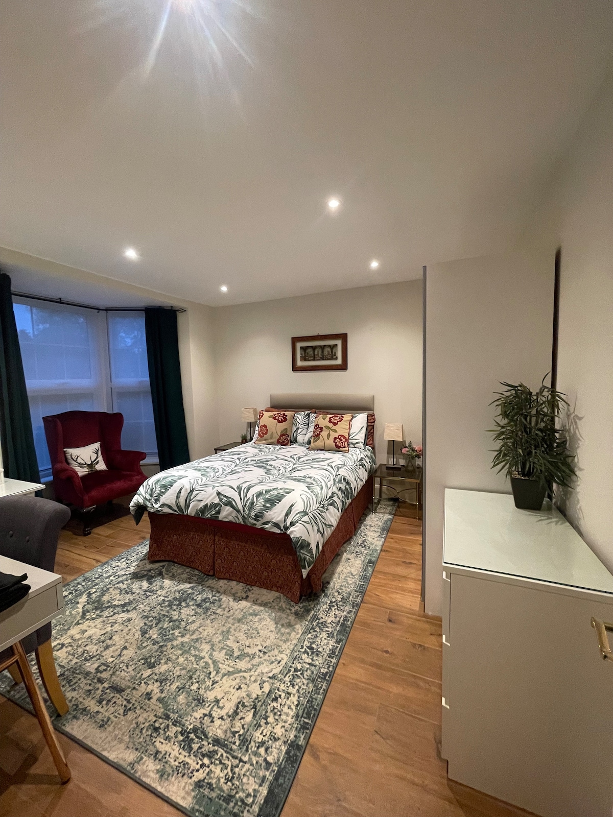 Chumba kikubwa cha kulala kwenye GHOROFA YA CHINI na WARDROBE, kifua cha droo na kiti cha starehe. Meza ya kuvaa/dawati ili kutafakari au kufanya kazi.
Nzuri kwa wale ambao wanapendelea kutopanda ngazi. 