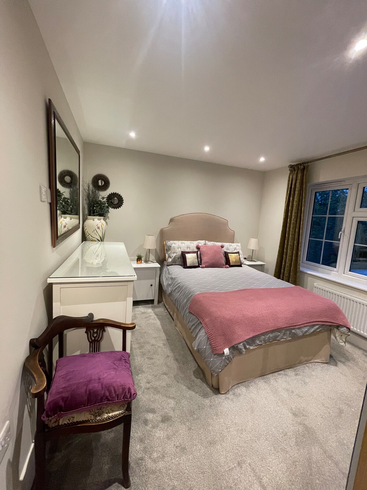 Chumba cha kulala kwenye ghorofa ya kwanza na WARDROBE na kifua kikubwa cha droo. Kiti cha kustarehesha cha kupumzika 