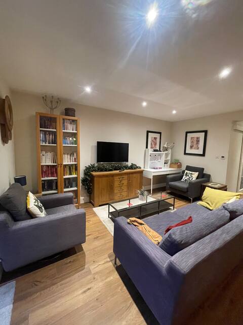 Wow! - 5 private bedrooms + Parking + garden