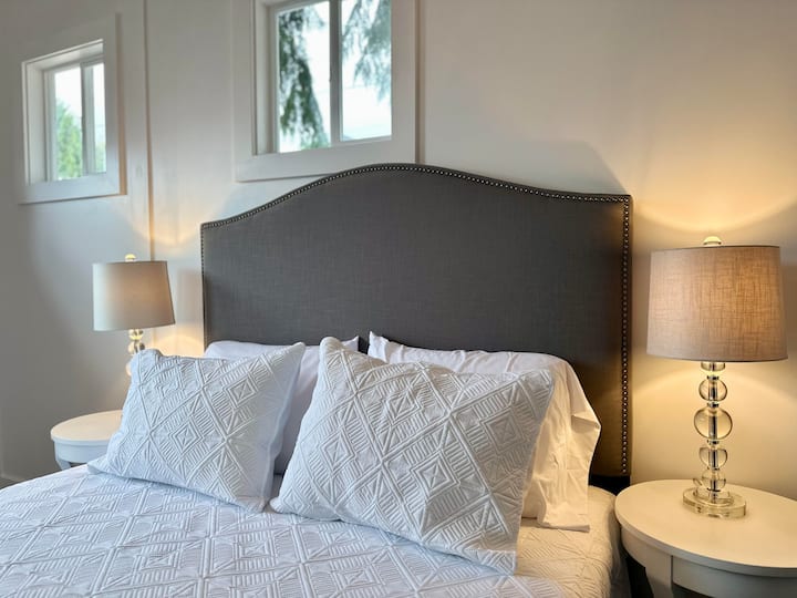 Apartmán má manželskú posteľ veľkosti Queen pre maximálne pohodlie.