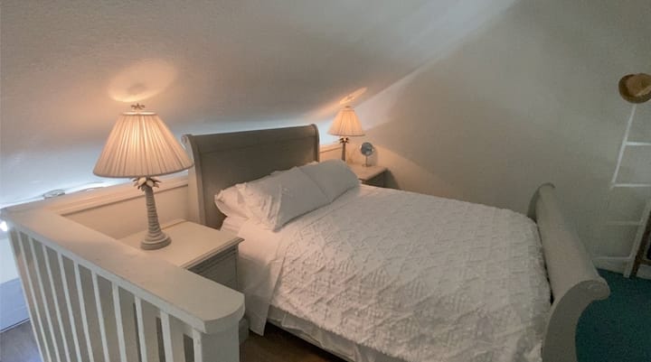 חדר השינה שלכם בלופט!  עכשיו זו מיטת קווין נוחה אחת!