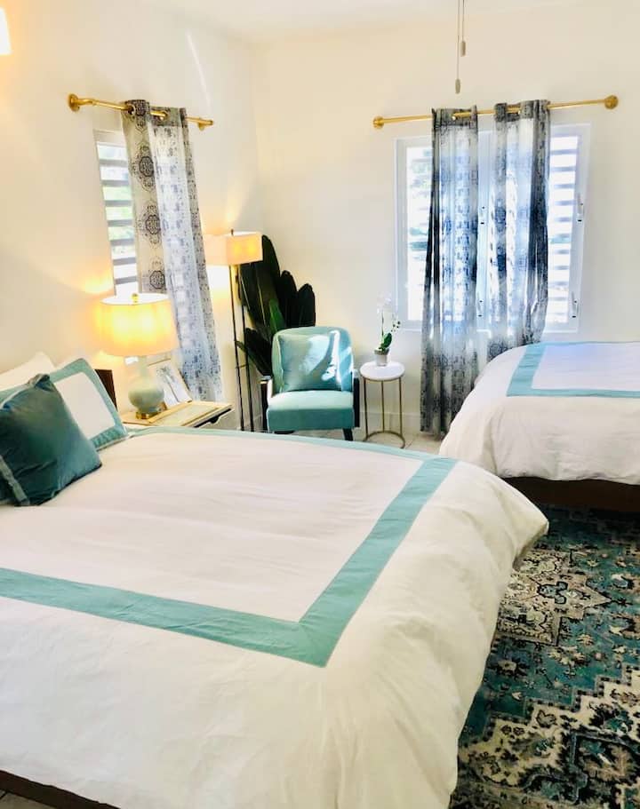 Dormitorio queen.

Dos camas tamaño queen (sí, los mismos colchones Beautyrest notablemente cómodos), sábanas europeas, vistas al jardín, aire acondicionado nuevo, bonita zona de estar, mucho almacenamiento.