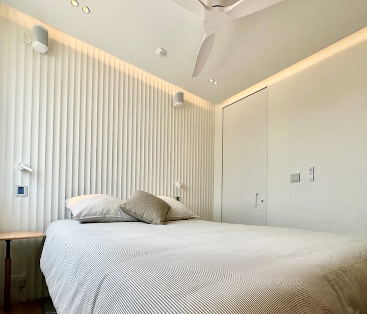 Prozračena i klimatizirana spavaća soba opremljena kućnim kinom Sonos