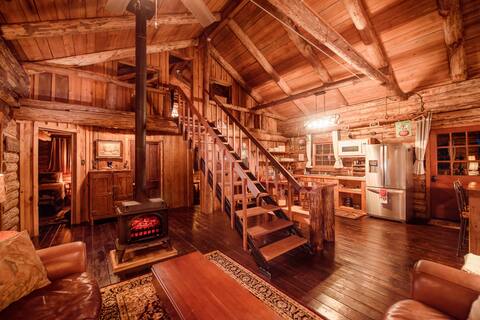 340 Red Rooster Lodge (log cabin)Hot Tub