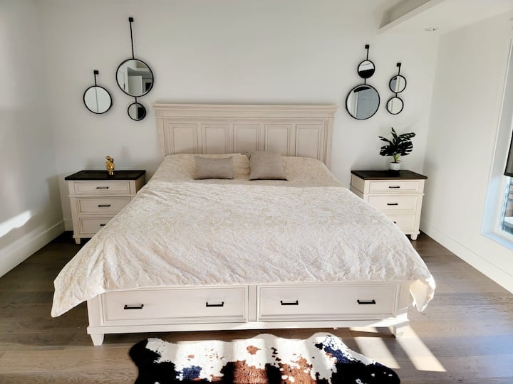 غرفة نوم رئيسية بحمام داخلي.