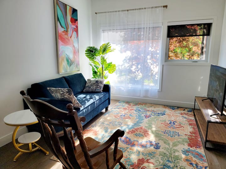 غرفة عائلية مزودة بالتلفاز.