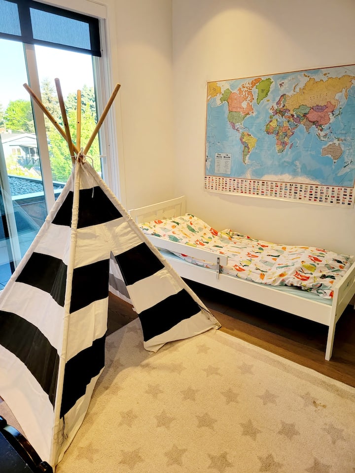 غرفة نوم 3 مع سرير طفل.