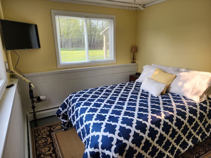 卧室3 ，楼下，标准双人床， 32 "Roku电视