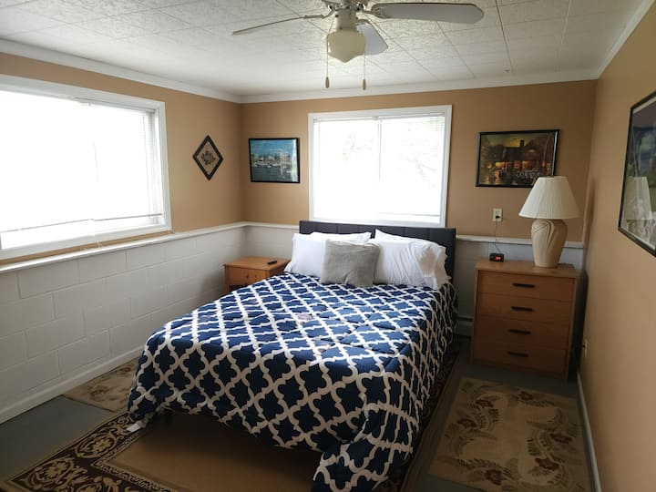 4号卧室，楼下标准双人床。