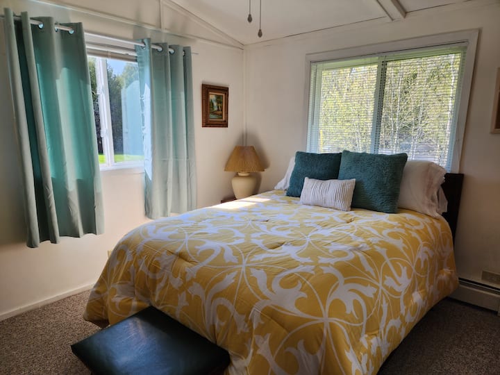 楼上第二间卧室，标准双人床。