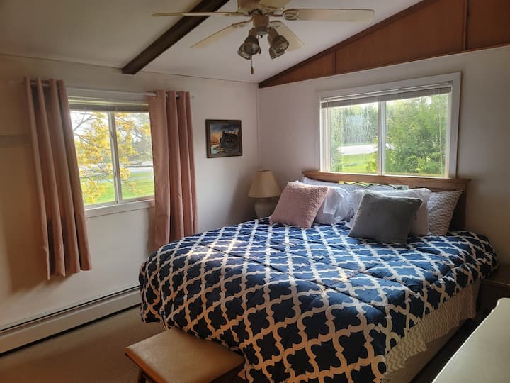 楼上的主卧，加大双人床。