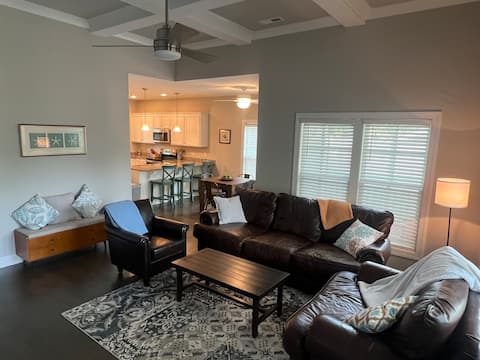 Top performing Airbnb: Peaceful retreat: great location w/fenced yard in Oak Island