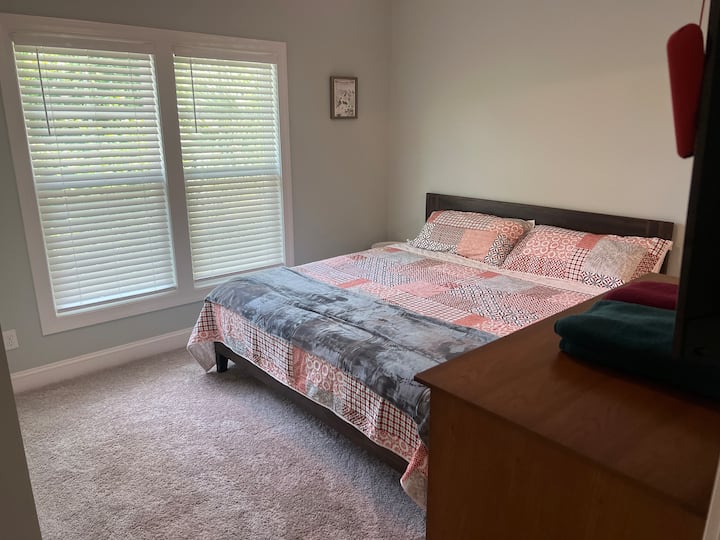 Shijo pamjen e pemëve dhe rrugën e qetë nga kjo dhomë gjumi "king".