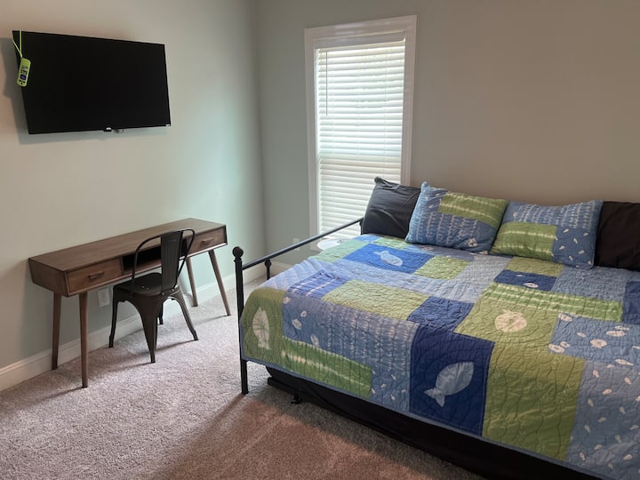 Çdo dhomë gjumi ka një TV Roku 42".