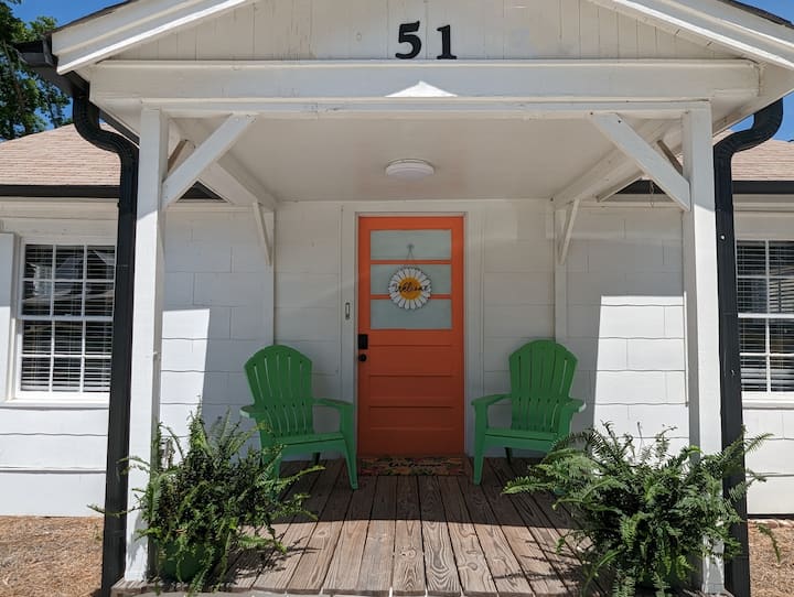 Colorful Cozy Cottage Cottages for Rent in Hoschton, United