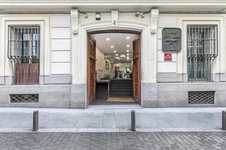 Elegant Studio Apartment - Madrid