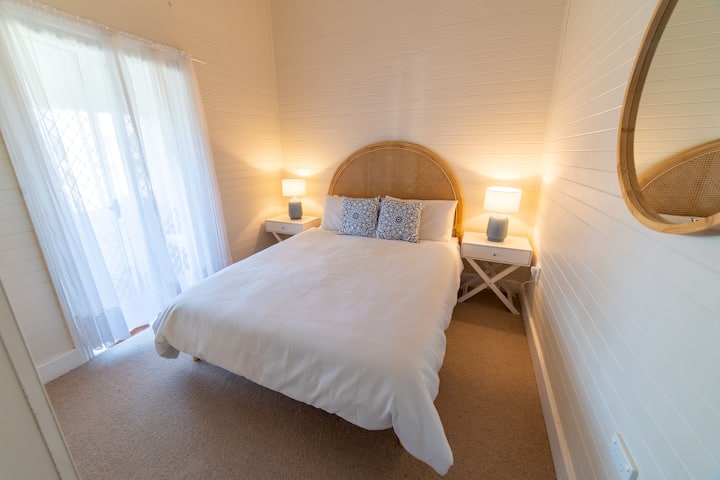 1 საძინებელში არის კომფორტული საწოლი 152 × 203 სმ 