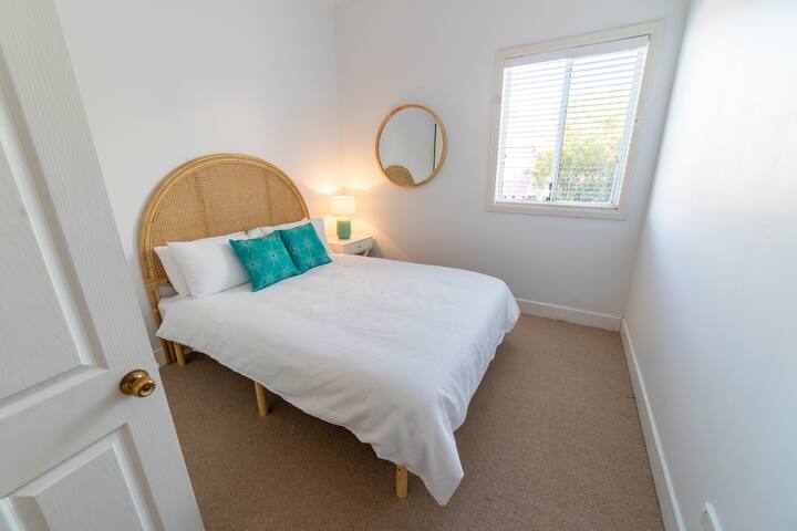 Მე ‑ 2 საძინებელში არის კომფორტული საწოლი 152 × 203 სმ 