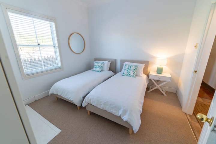 Მე-3 საძინებელში არის ორი კომფორტული ერთადგილიანი საწოლი 