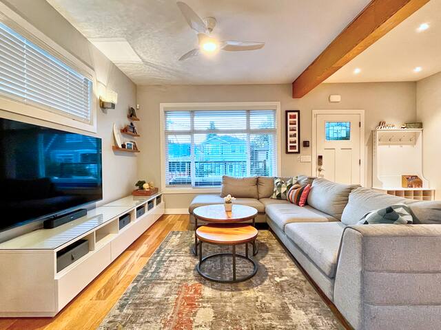 Luxury Home on the Drive with AC, Family-Friendly gallery image 2