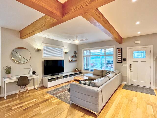 Luxury Home on the Drive with AC, Family-Friendly gallery image 4