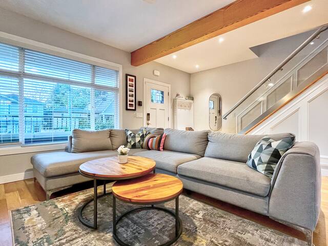 Luxury Home on the Drive with AC, Family-Friendly gallery image 3