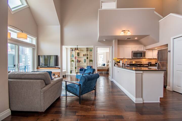 Gorgeous Open Penthouse in the Heart of Seattle! gallery image 4