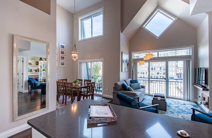 Gorgeous Open Penthouse in the Heart of Seattle! gallery image 5
