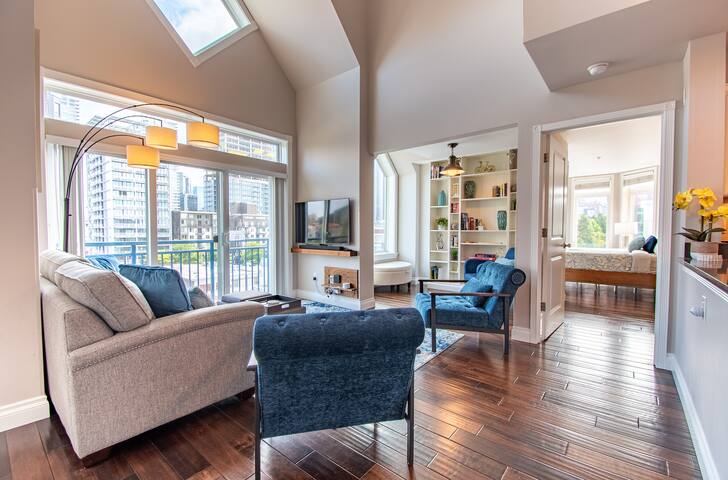 Gorgeous Open Penthouse in the Heart of Seattle! gallery image 3