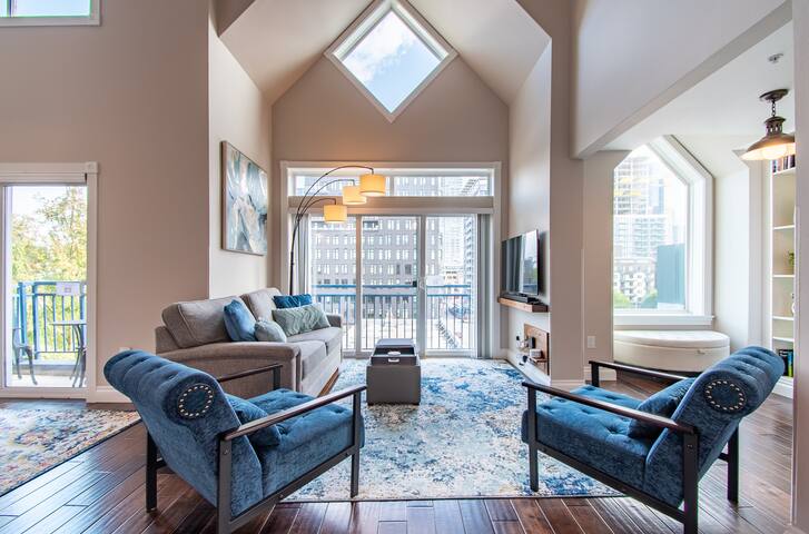 Gorgeous Open Penthouse in the Heart of Seattle! gallery image 2