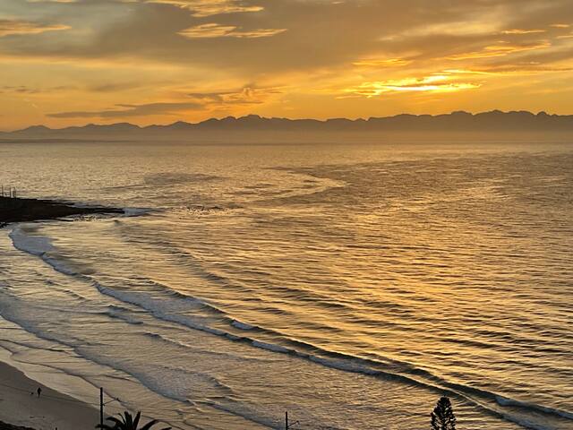 Starboard House – sleeps 6 above Glencairn Beach gallery image 3