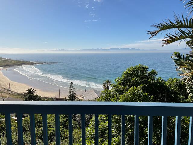 Starboard House – sleeps 6 above Glencairn Beach gallery image 4