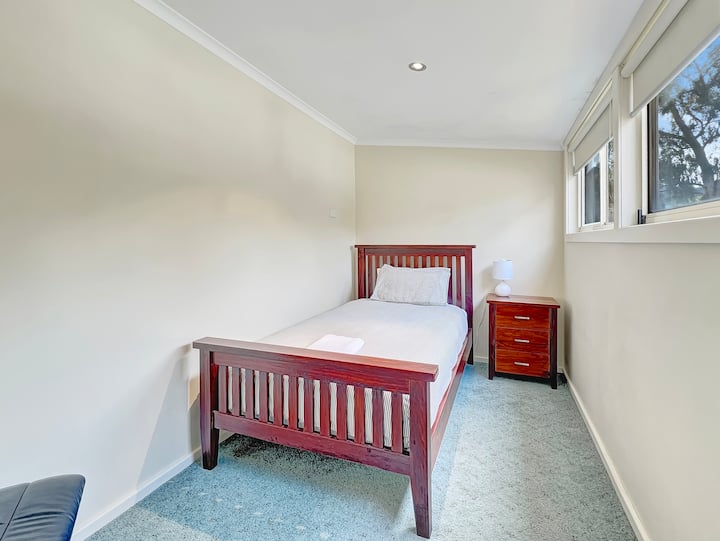 Gundua urahisi na starehe katika Chumba cha 2 cha kulala, kilicho na kitanda cha mtu mmoja chenye starehe. Furahia usingizi wa usiku wa kupumzika katika sehemu hii ya kuvutia wakati wa ukaaji wako.