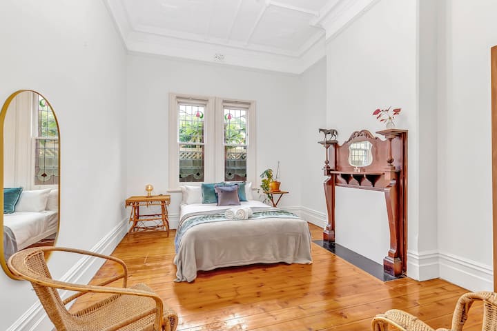 Gundua utulivu katika Chumba cha 3 cha kulala, ukitoa likizo ya amani na kitanda chenye starehe. Pumzika na upumzike katika likizo hii ya starehe na maridadi.