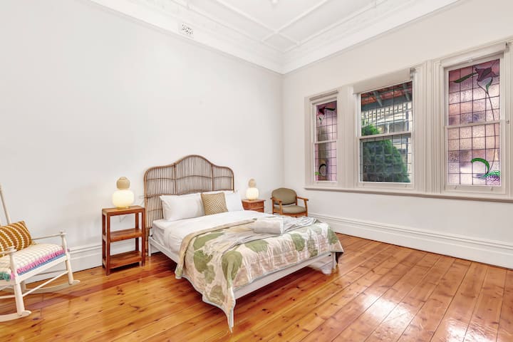 Rudi kwenye chumba chetu cha kulala chenye starehe cha malkia, ukitoa hifadhi ya starehe kwa ajili ya kulala usiku kwa utulivu. Pata mchanganyiko kamili wa starehe na mtindo katika sehemu hii ya kuvutia.