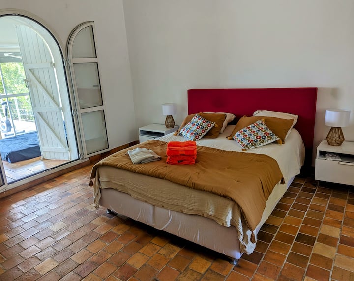 suite principal  con terraza y zona de trabajo ( que puede transformarse en habitación supletoria) arriba