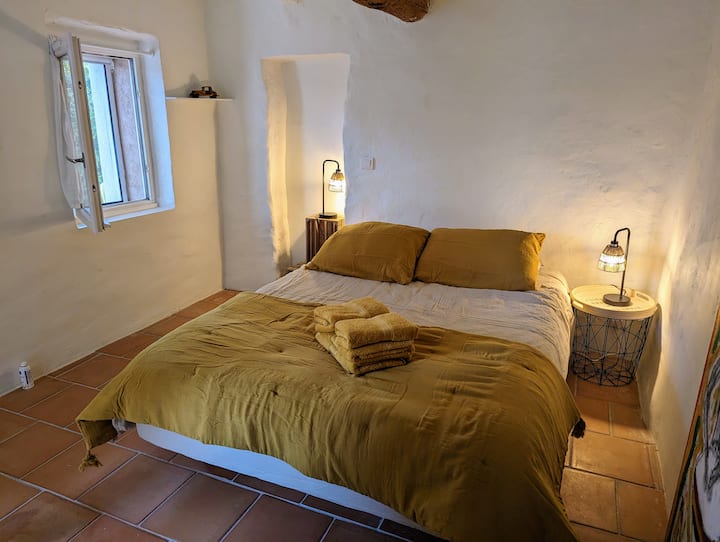 habitación 4, nivel de piscina , cuarto de baño y aseo separado, con pequeño patio con vistas a la terraza a la sombra por la tarde de un magnífico robleble,  acceso directo a  la piscina en l4est y la bolera al oeste