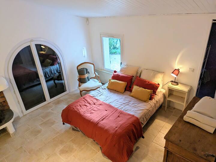 habitación 5, nivel de piscina , cuarto de baño y aseo separado, con vistas a la terraza a la sombra de un magnífico roble por la tarde ,  acceso directo a  la piscina   y a la bolera  