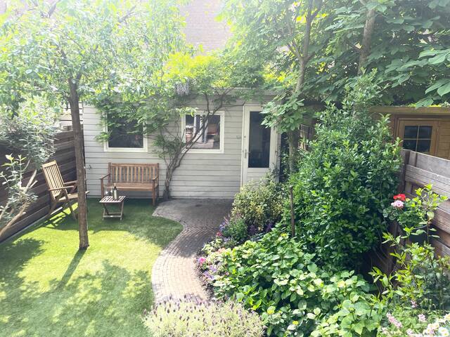 Stylish home with sunny garden near Vondelpark gallery image 5